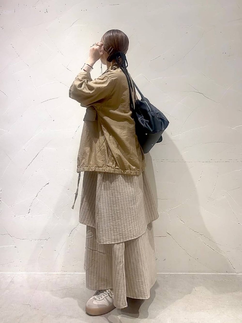 「着痩せ・細見え、体型カバー、ナチュラル、ママコーデ、秋コーデ、きれいめ、カジュアル、niko and ...、淡色コーデ、Over40スタッフ、大人カジュアル、秋服準備はじめました、シャツ、ワンピース、タンクトップ」｜「eLの【eL】Large Boston Bag/288120（ショルダーバッグ、ブラック系）」を使った、みきてぃ24さん（レディース・158cm）の夏コーディネートの6枚目の写真