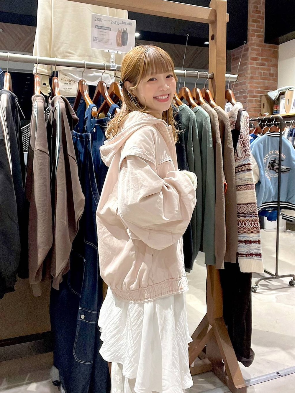 ピンク系のブルゾン、ベージュ系のその他パンツ、ベージュ系のワンピースを着用したレディースの冬コーディネートの6枚目の写真