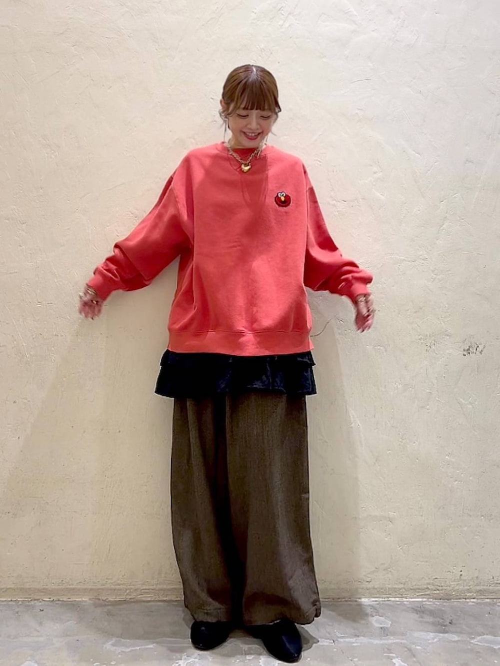 ブラウン系のその他パンツ、ブラック系のパンプス、レッド系のスウェットを着用したレディースの冬コーディネートの2枚目の写真