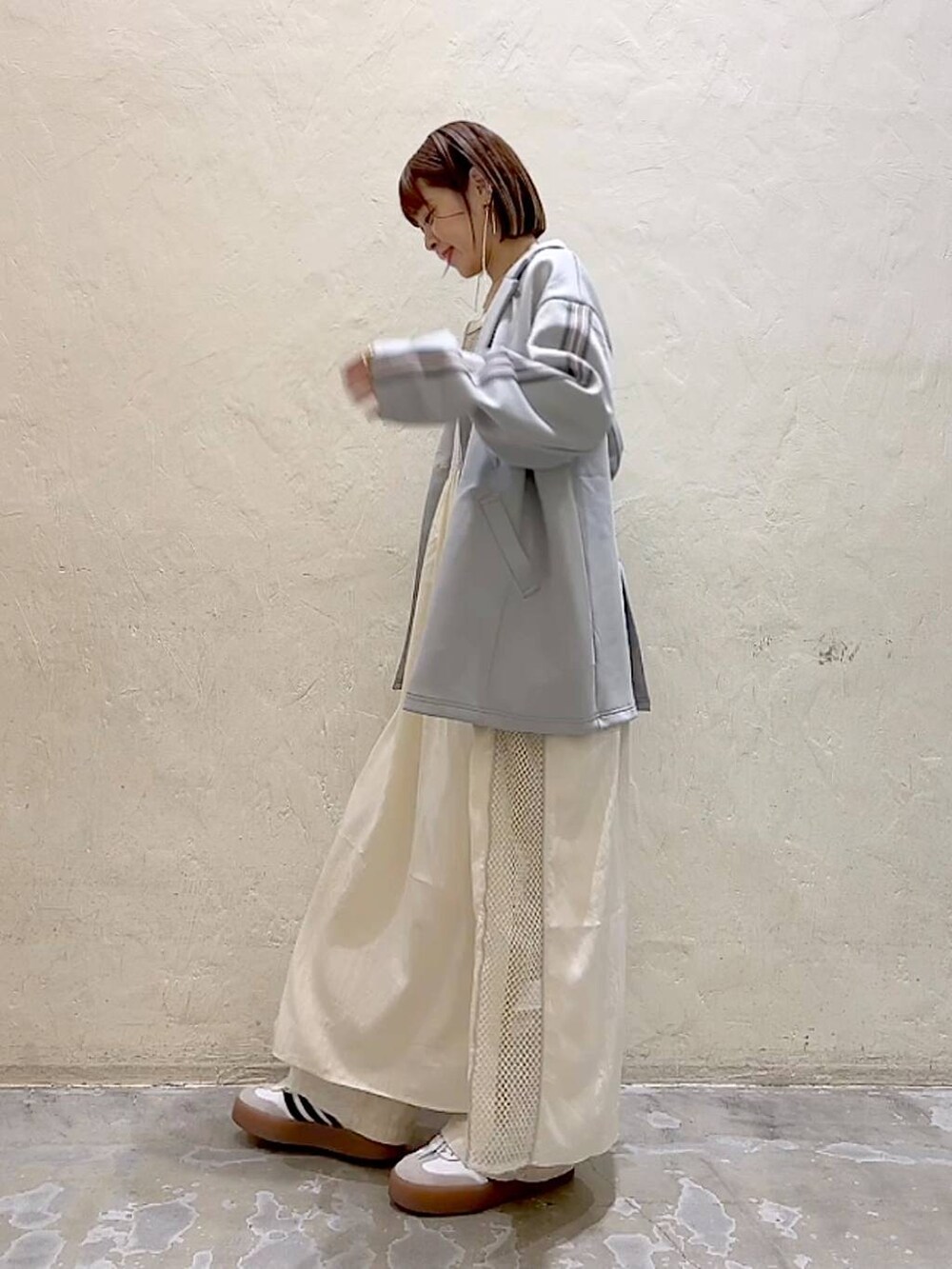 グレー系のテーラードジャケット、ベージュ系のその他パンツ、ベージュ系のワンピースを着用したレディースの夏コーディネートの5枚目の写真