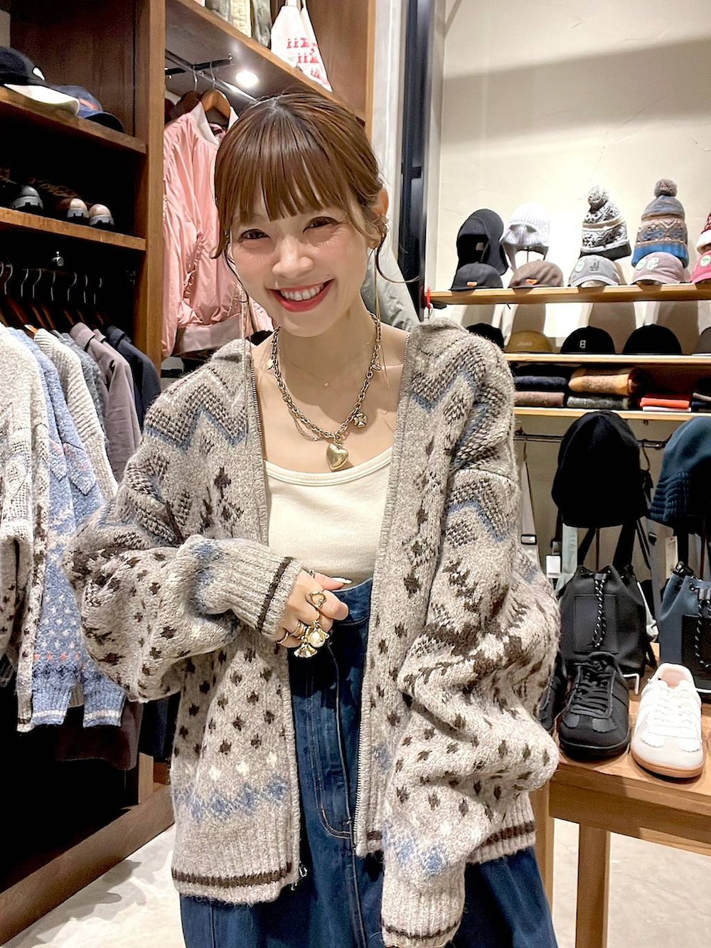 ベージュ系のニット/セーター、イエロー系のヘアピンを着用したレディースの秋コーディネートの8枚目の写真