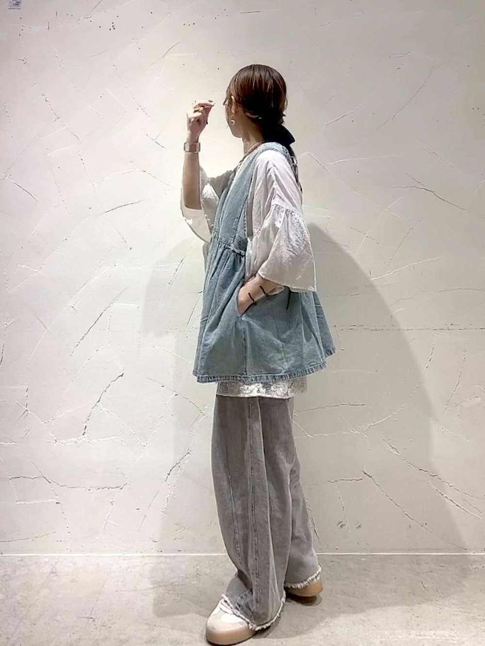 グレー系のその他パンツ、ブルー系のベスト、ホワイト系のシャツ/ブラウスを着用したレディースの夏コーディネートの6枚目の写真