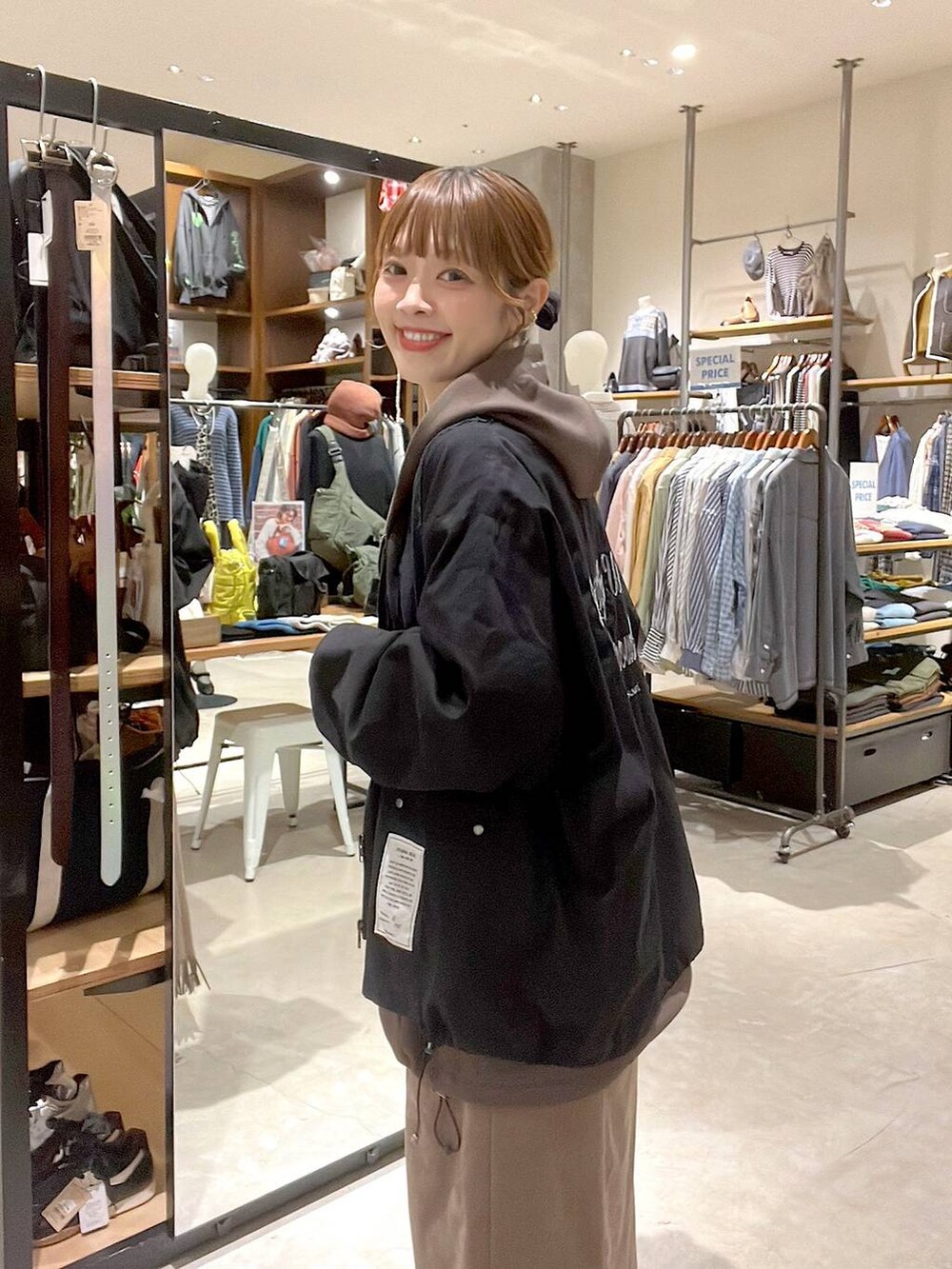 ブラウン系のスカート、ブラウン系のパーカー、ベージュ系のその他パンツを着用したレディースの秋コーディネートの6枚目の写真