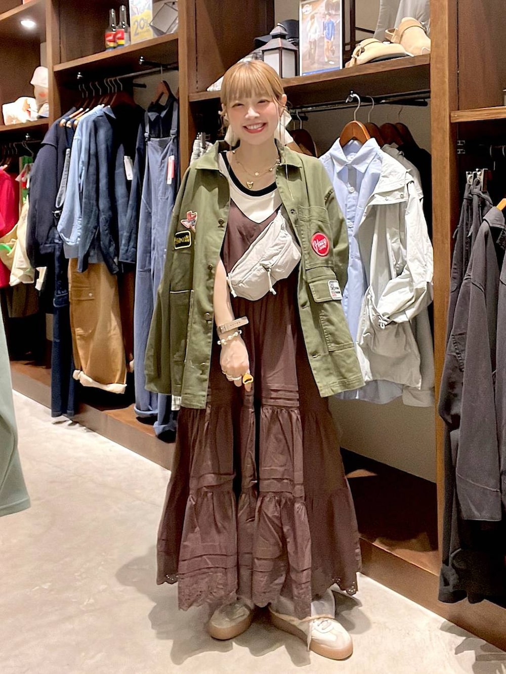 ピンク系のデニムパンツ、ホワイト系のタンクトップ、イエロー系のブレスレットを着用したレディースの春コーディネートの8枚目の写真