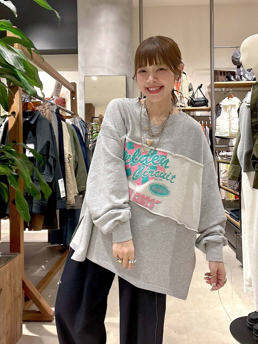 ゴールド系のスニーカー、ゴールド系のネックレスを着用したレディースの秋コーディネートの2枚目の写真