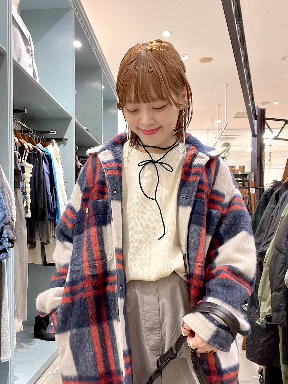 ベージュ系のニット/セーター、ベージュ系のブルゾン、グレー系のその他パンツを着用したレディースの冬コーディネートの7枚目の写真