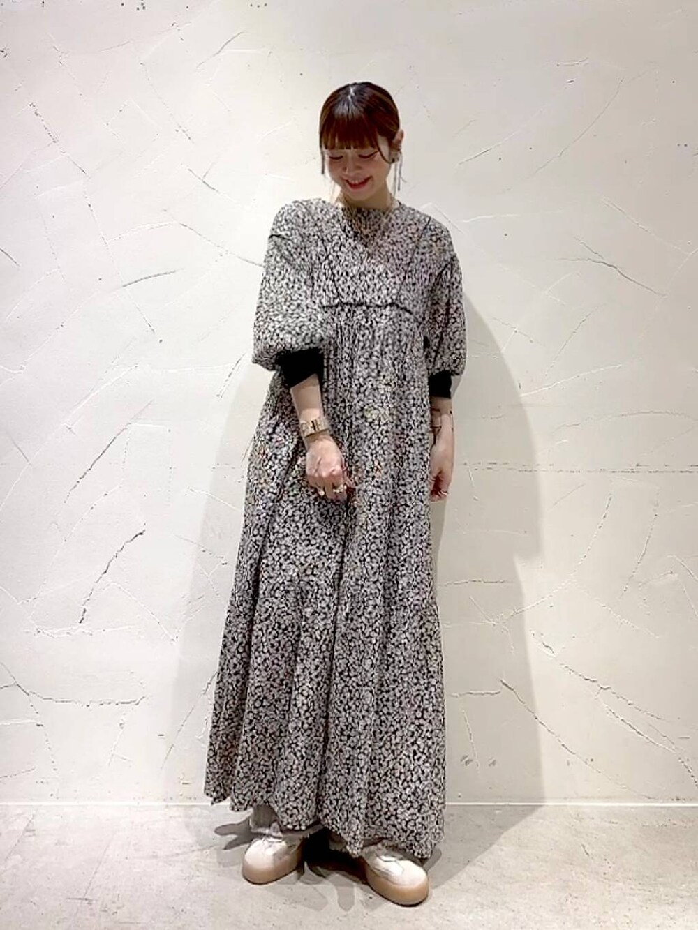 ブラック系のTシャツ/カットソー、グレー系のワンピースを着用したレディースの春コーディネートの3枚目の写真