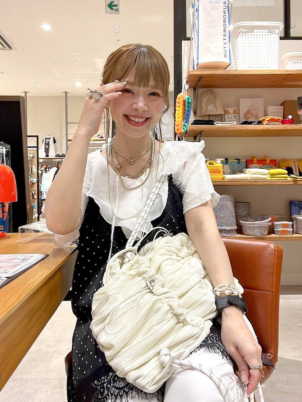 ホワイト系のその他パンツ、ベージュ系のバックパック/リュック、ホワイト系のシャツ/ブラウスを着用したレディースの夏コーディネートの3枚目の写真