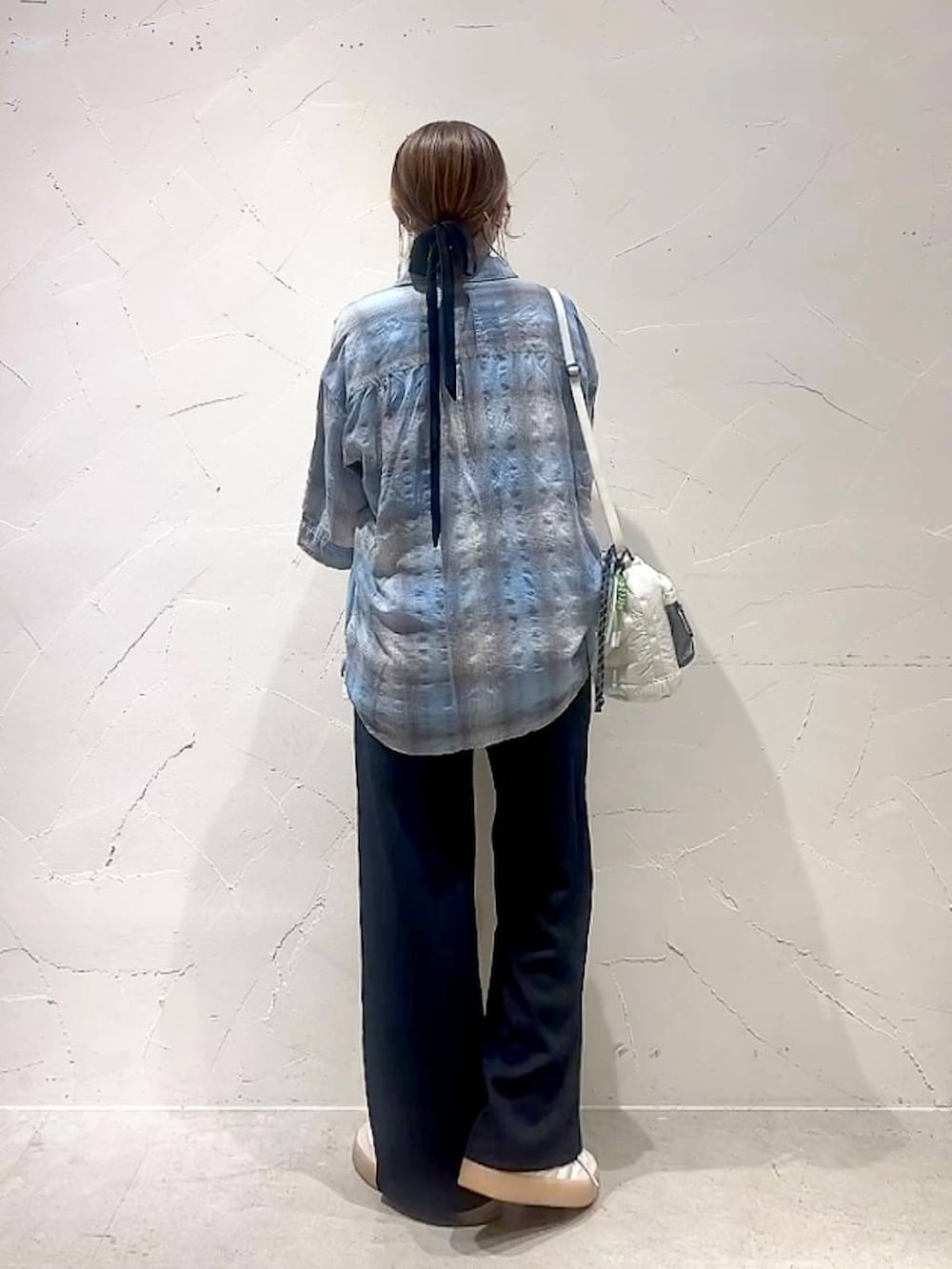 ブルー系のシャツ/ブラウス、ホワイト系のTシャツ/カットソー、ブラック系のその他パンツを着用したレディースの夏コーディネートの5枚目の写真
