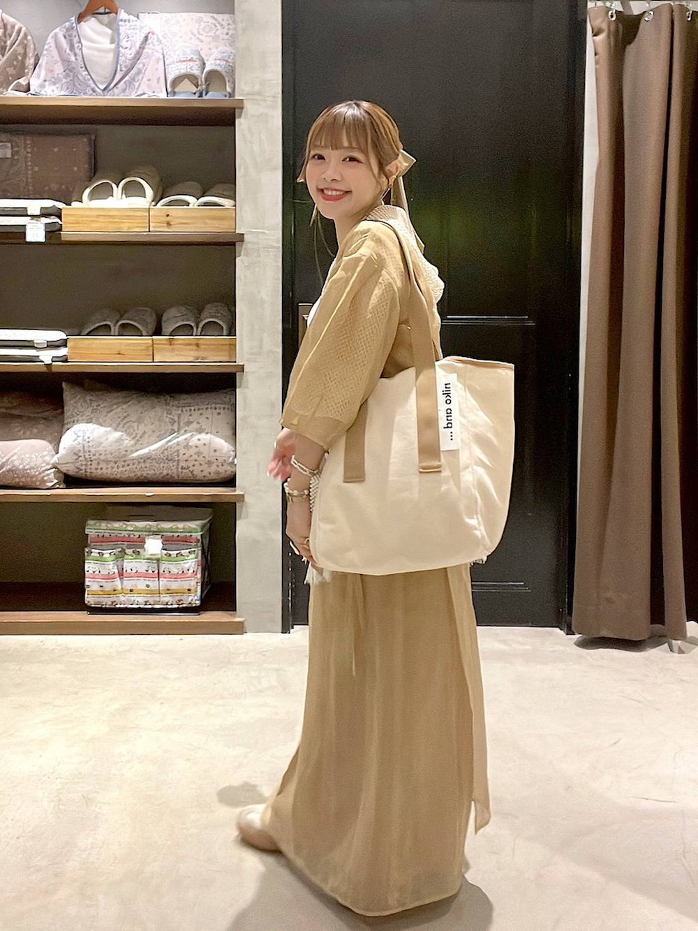 その他のトートバッグ、ベージュ系のキャミソール、ホワイト系のパーカーを着用したレディースの夏コーディネートの2枚目の写真