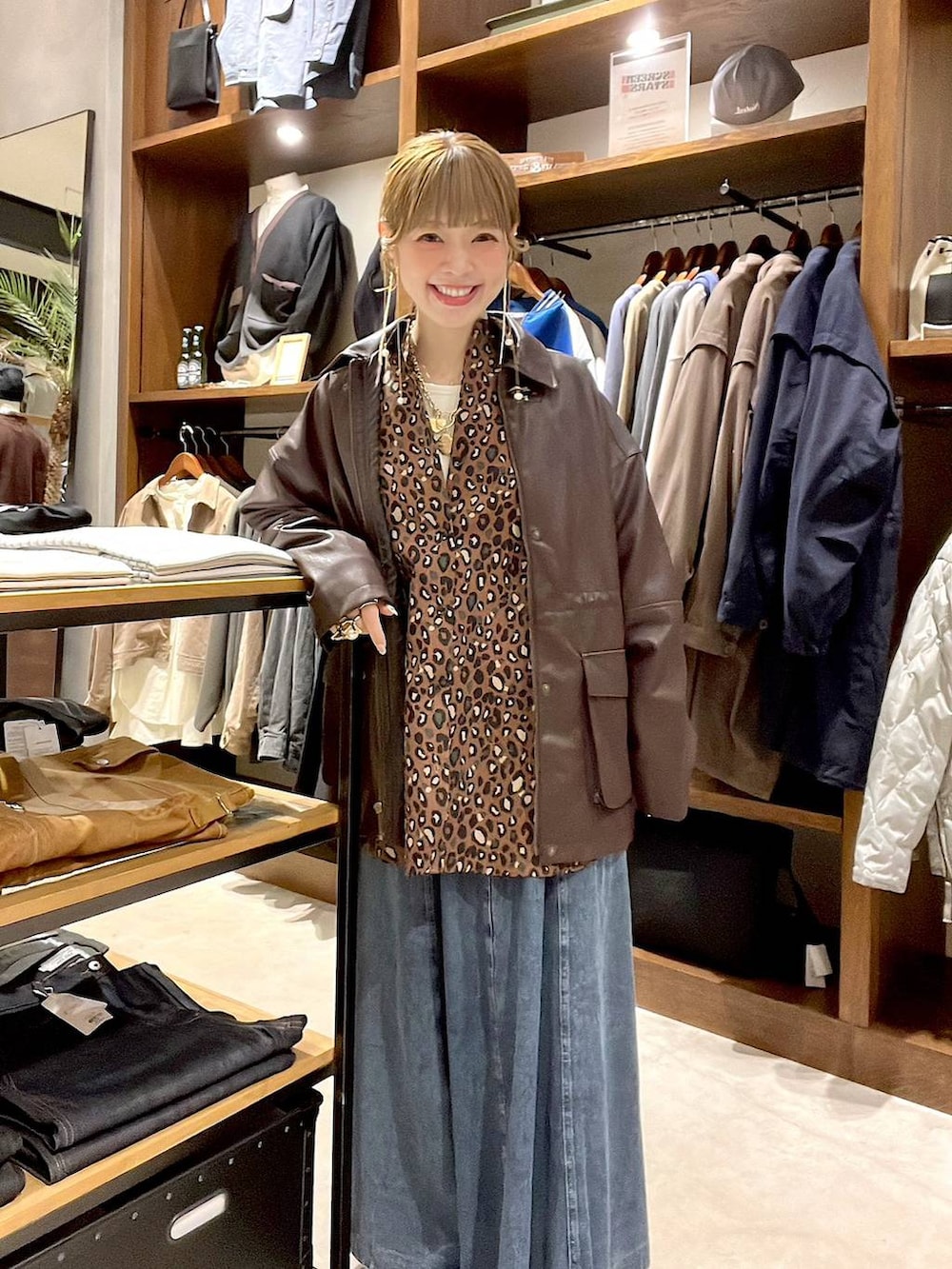 ブルー系のスカート、その他のその他シューズ、ブラウン系のミリタリージャケットを着用したレディースの冬コーディネートの5枚目の写真