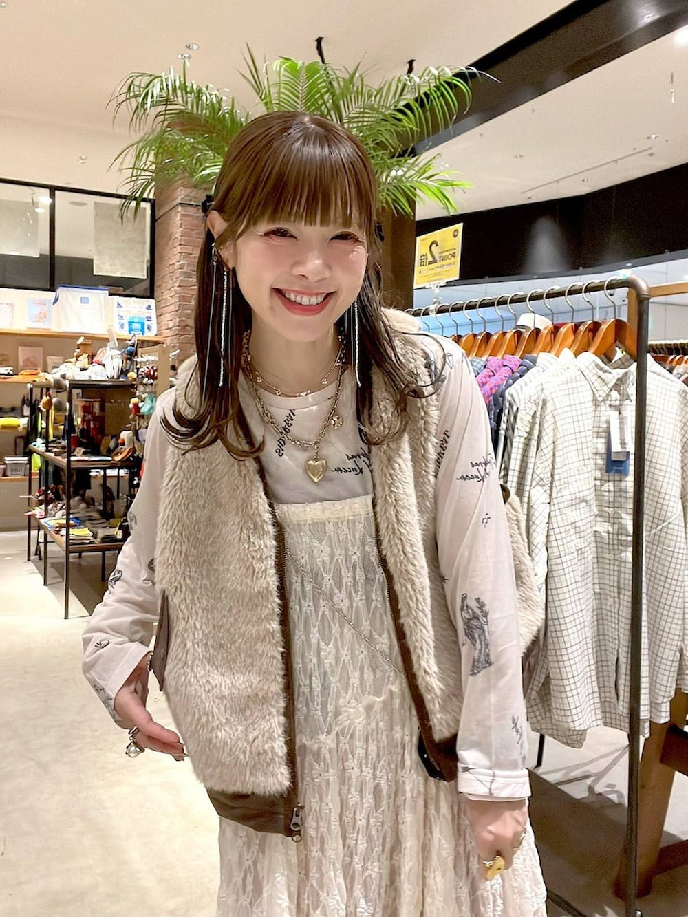 ベージュ系のワンピース、その他のTシャツ/カットソー、ブラウン系のベストを着用したレディースの秋コーディネートの5枚目の写真