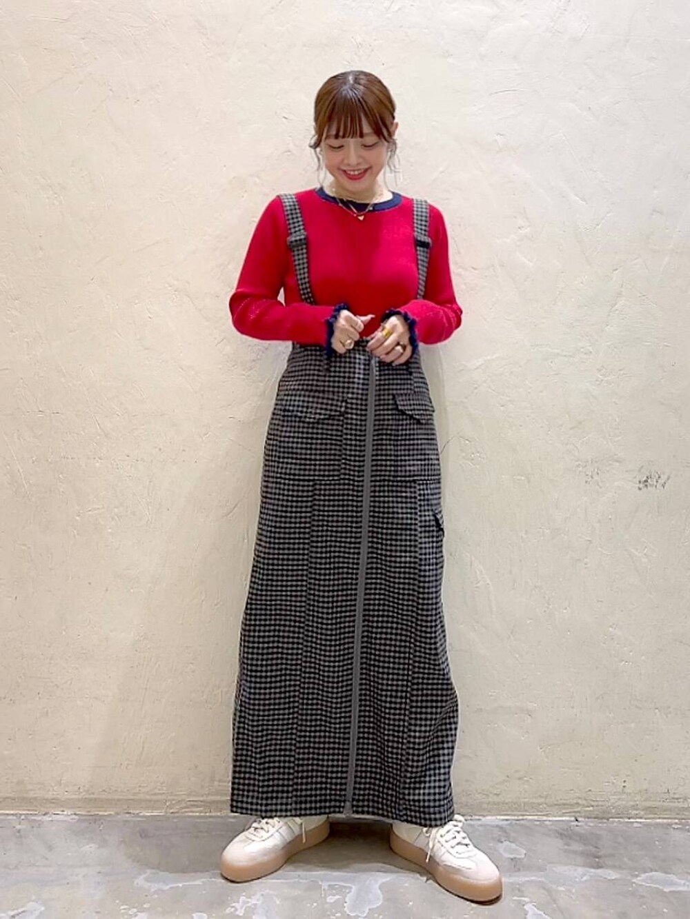 ブラック系のスカート、レッド系のニット/セーターを着用したレディースの秋コーディネートの7枚目の写真