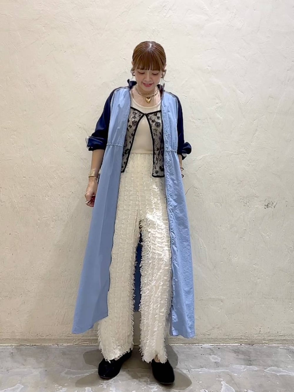 ブルー系のワンピース、ブラック系のパンプス、ブラック系のキャミソールを着用したレディースの冬コーディネートの2枚目の写真