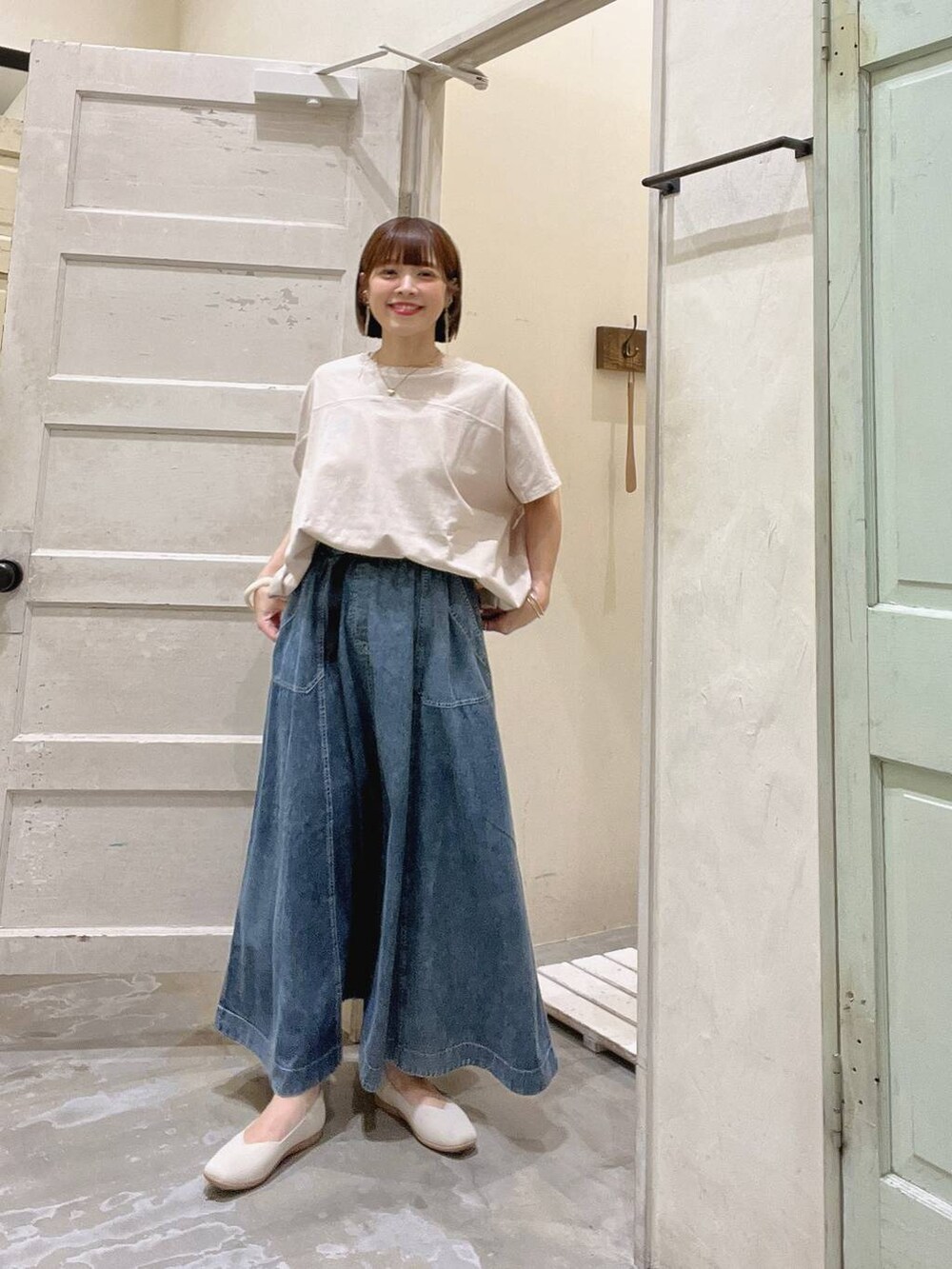 「Tシャツ、着痩せ・細見え、体型カバー、ナチュラル、ママコーデ、夏コーデ、カジュアル、niko and ...、淡色コーデ、Over40スタッフ、大人カジュアル、スカート、ロングスカート、パンプス、リラックス」｜「niko and...のステンレストップハートネックレス（ネックレス、イエロー系）」を使った、みきてぃ24さん（骨格ウェーブ・レディース・158cm）の夏コーディネートの4枚目の写真