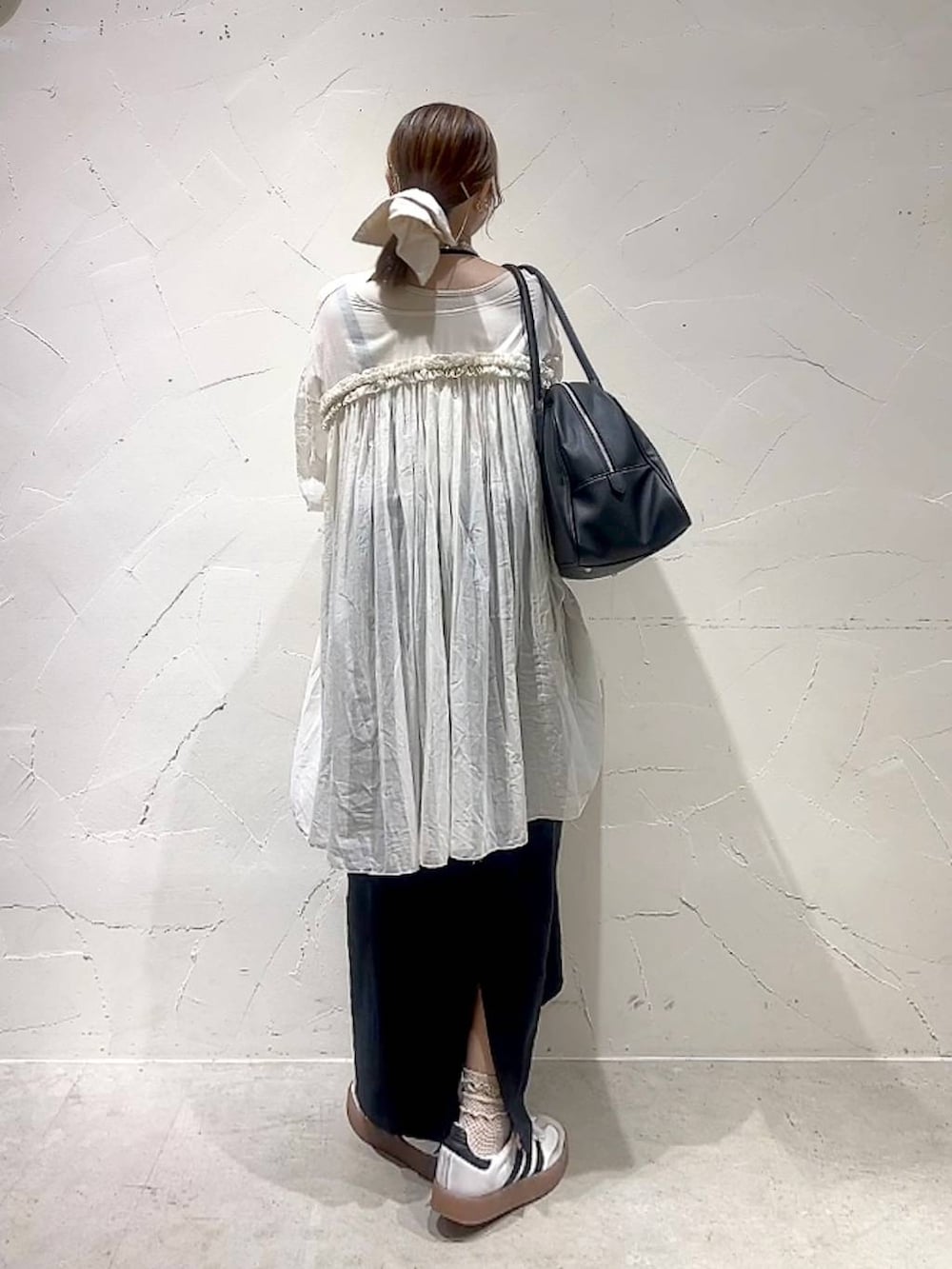 「ピアス、ネックレス、着痩せ・細見え、体型カバー、ナチュラル、ママコーデ、春コーデ、夏コーデ、カジュアル、niko and ...、淡色コーデ、Over40スタッフ、大人カジュアル、ワンピース、レイヤードスタイル」｜「Me%のハート2SETカラビナ　106345（その他雑貨、ベージュ系）」を使った、みきてぃ24さん（レディース・158cm）の春コーディネートの5枚目の写真