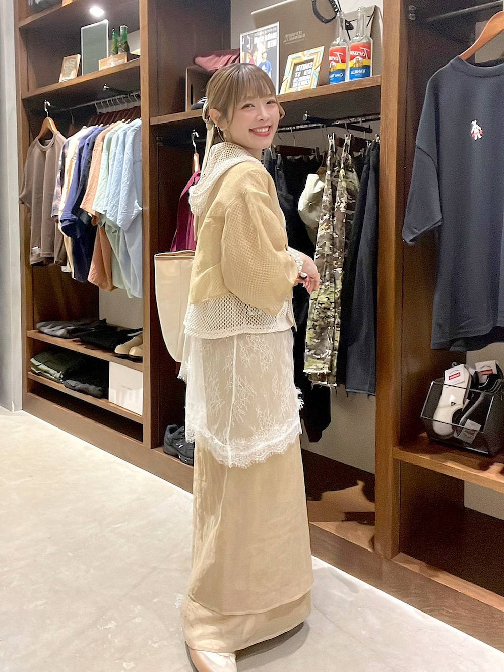 その他のトートバッグ、ベージュ系のキャミソール、ホワイト系のパーカーを着用したレディースの夏コーディネートの10枚目の写真