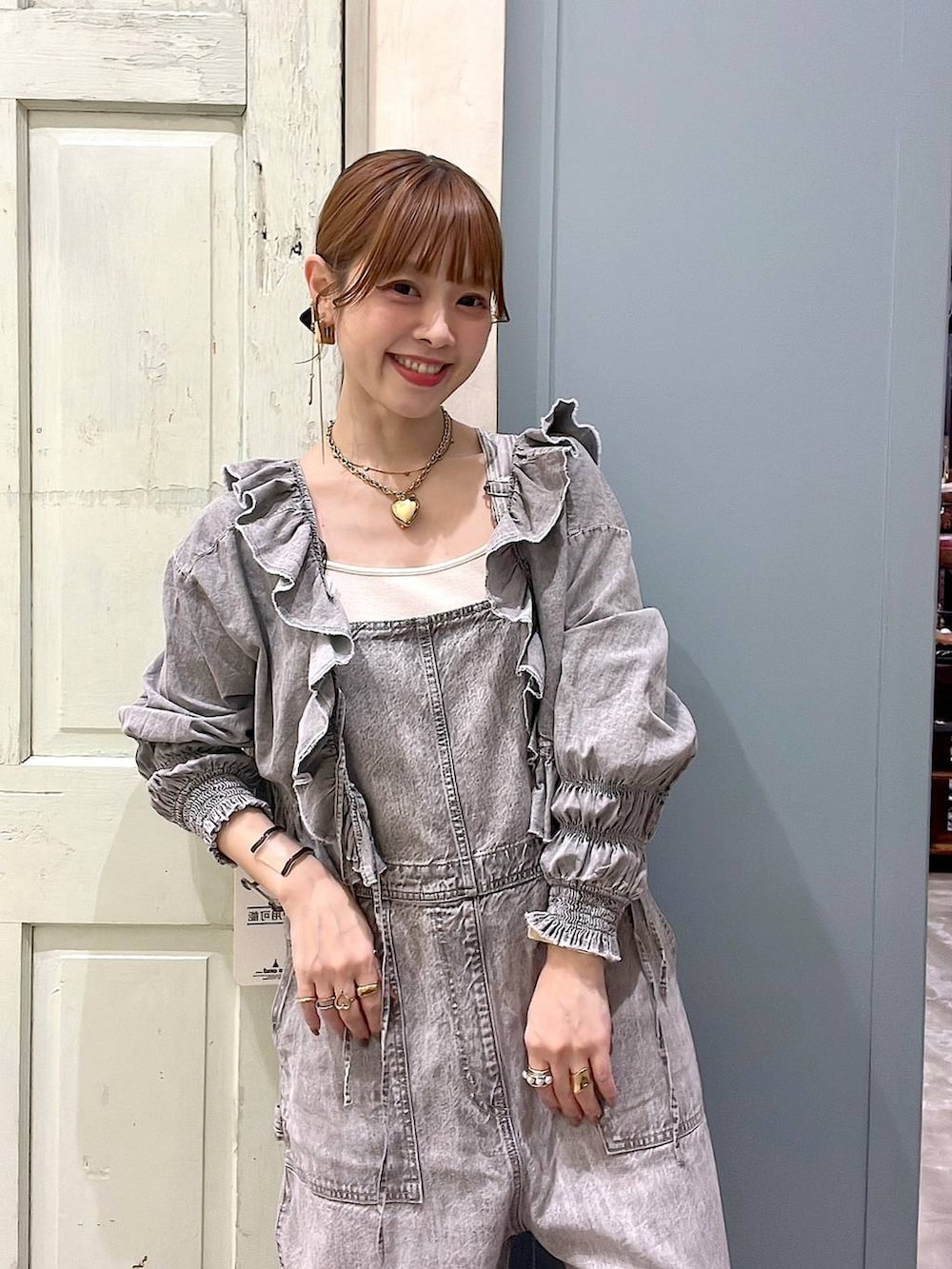 「着痩せ・細見え、体型カバー、ナチュラル、ママコーデ、冬コーデ、カジュアル、niko and ...、淡色コーデ、Over40スタッフ、サロペット、フラットシューズ、春コーデ、セットアップ、大人カジュアル、ブラウス」｜「niko and...のオリジナルスパンコールカンフーシューズ（バレエシューズ、シルバー系）」を使った、みきてぃ24さん（レディース・158cm）の冬コーディネートの7枚目の写真