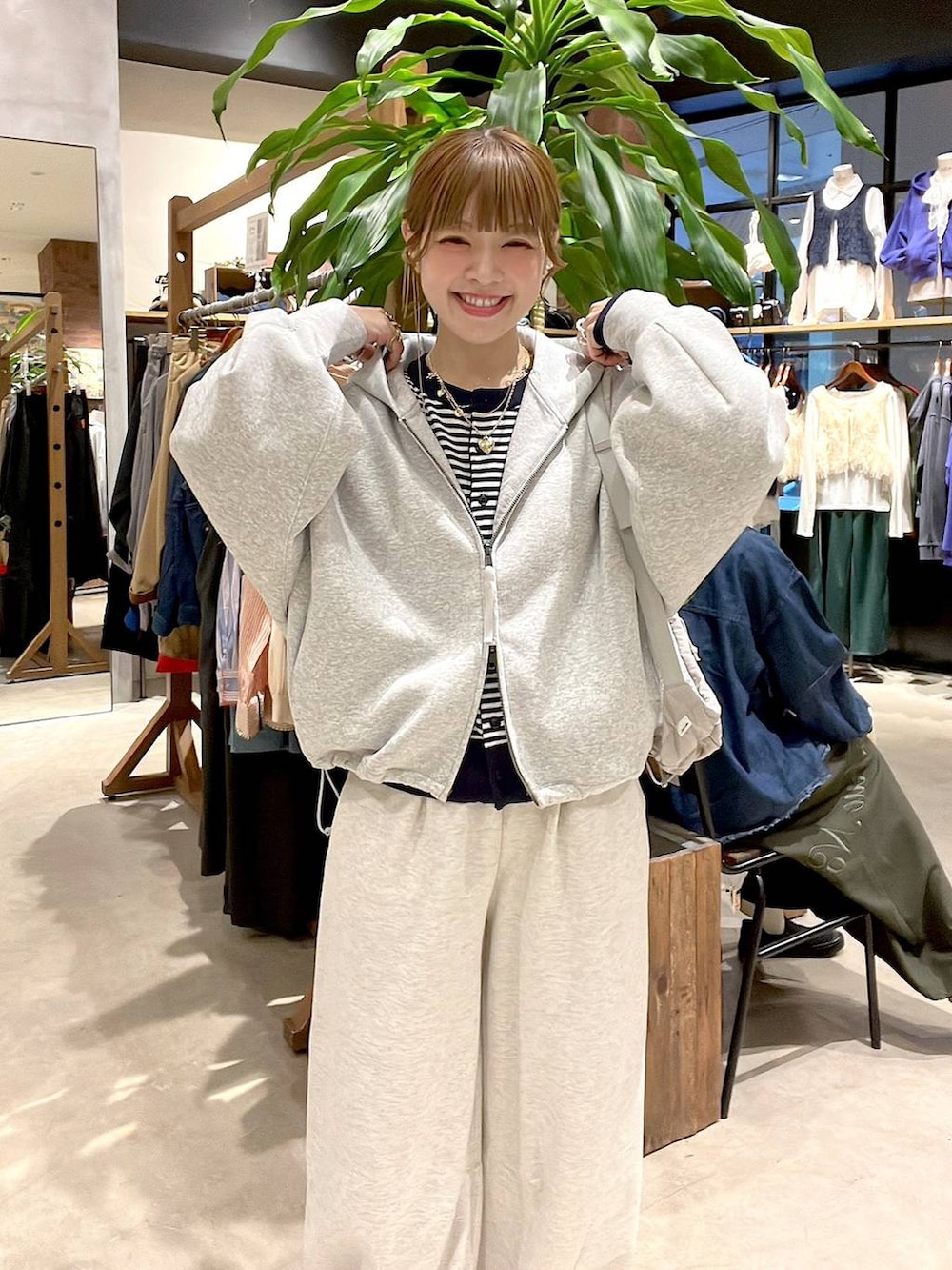 グレー系のスウェットパンツ、グレー系のパーカー、ブルー系のカーディガン/ボレロを着用したレディースの冬コーディネートの3枚目の写真