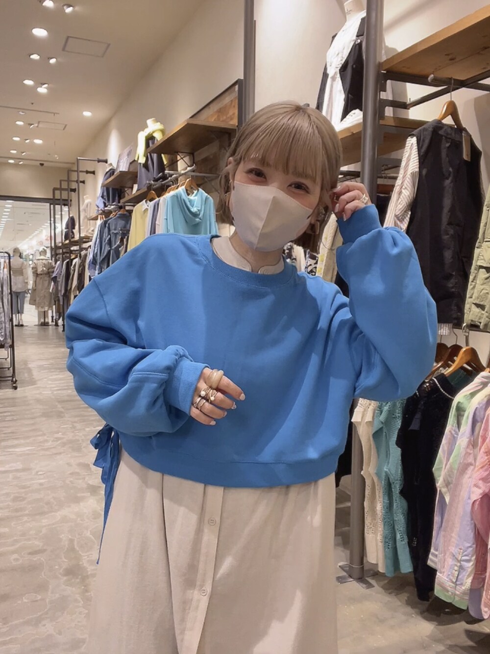 「春服デビュー宣言、カジュアルコーデ、パンツコーデ、シャツワンピース、重ね着、ワンピース、ワンピース×スニーカー、スウェット、スポーツミックス、スニーカー」｜「niko and...のクロップドスウェットプルオーバー（Tシャツ/カットソー、ブルー系）」を使った、みきてぃ24さん（骨格ウェーブ・レディース・158cm）の春コーディネートの3枚目の写真