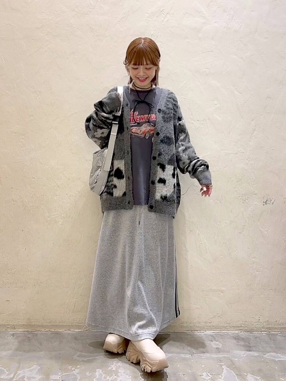 グレー系のTシャツ/カットソー、シルバー系のショルダーバッグ、グレー系のカーディガン/ボレロを着用したレディースの秋コーディネートの9枚目の写真