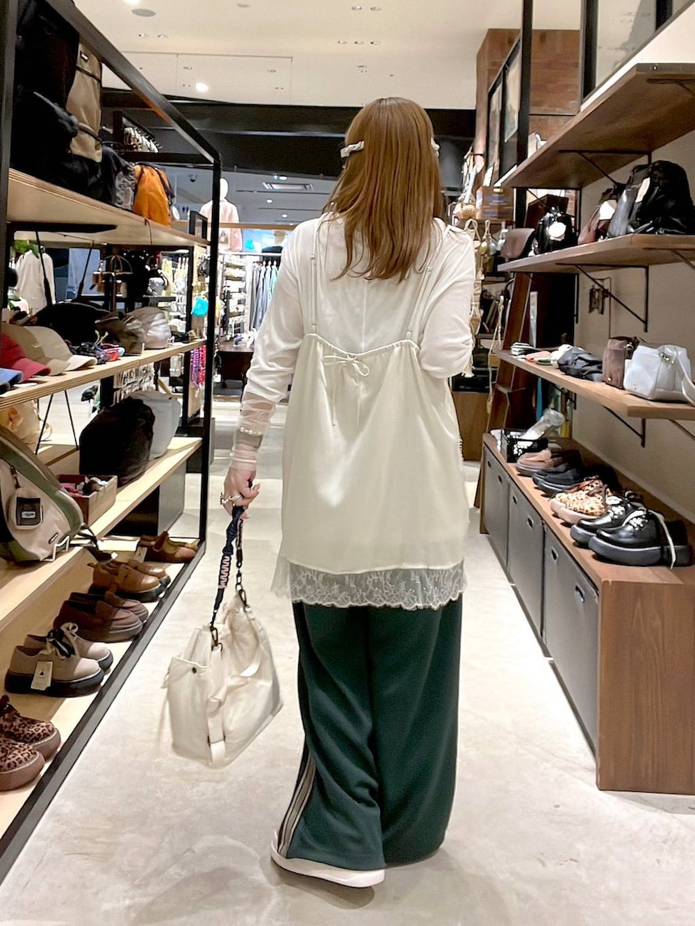 ホワイト系のTシャツ/カットソー、ベージュ系のスニーカー、グリーン系のその他パンツを着用したレディースの春コーディネートの8枚目の写真