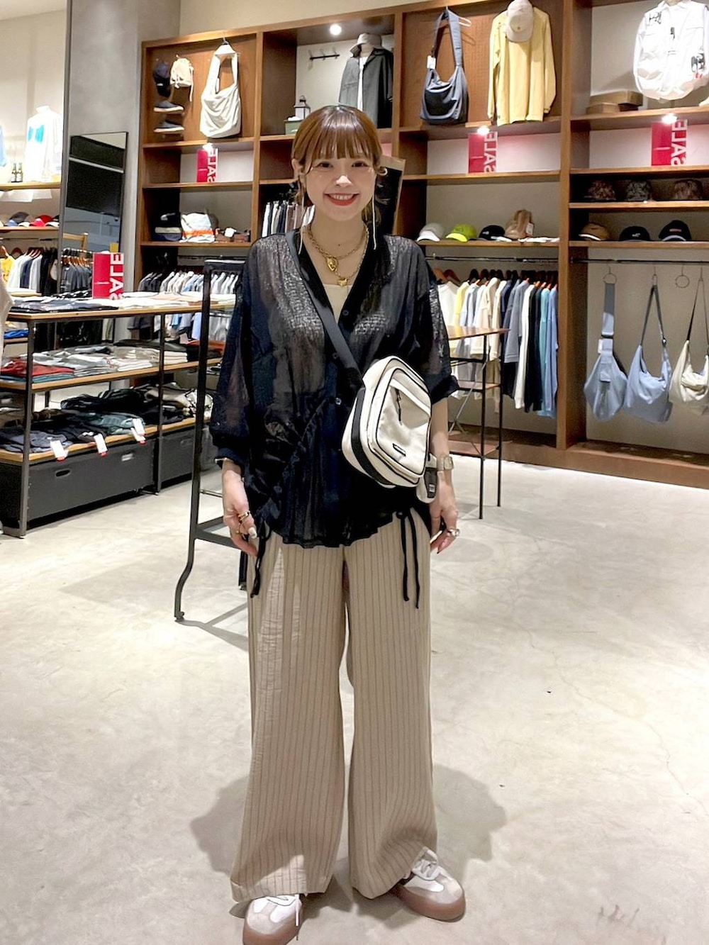 「着痩せ・細見え、体型カバー、ナチュラル、ママコーデ、春コーデ、夏コーデ、カジュアル、niko and ...、淡色コーデ、Over40スタッフ、大人カジュアル、カーディガン、パンツ、ショルダーバッグ」｜「niko and...のDRYリネンライクユルパンツ（その他パンツ、ベージュ系）」を使った、みきてぃ24さん（レディース・158cm）の夏コーディネートの7枚目の写真