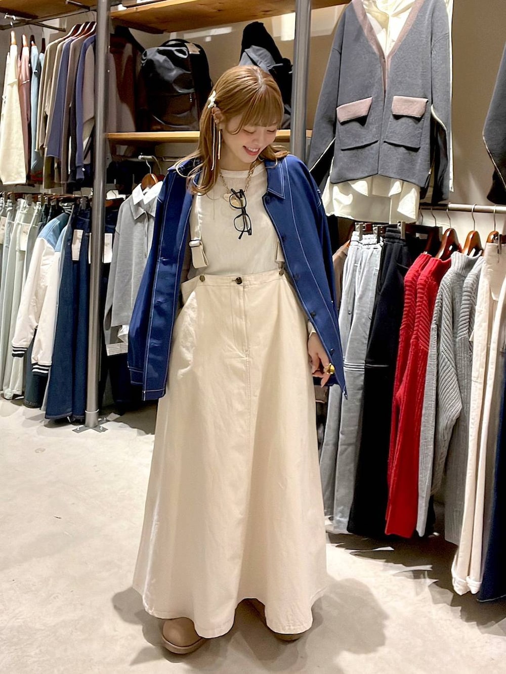 ブルー系のカバーオール、ベージュ系のTシャツ/カットソーを着用したレディースの春コーディネートの7枚目の写真