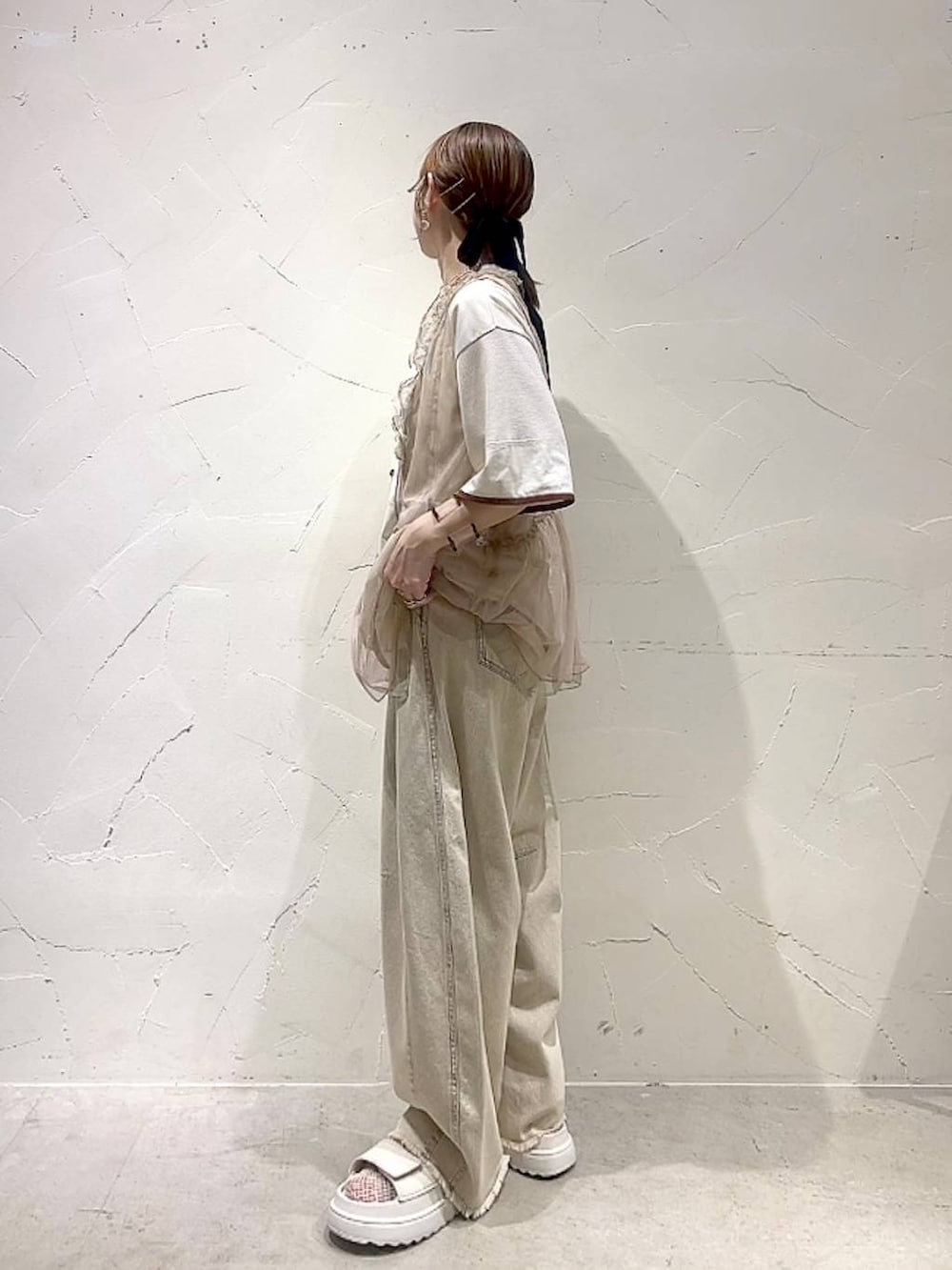 「大人カジュアル、Tシャツ、ベスト、デニムパンツ、サンダル、ネックレス、着痩せ・細見え、体型カバー、ナチュラル、ママコーデ、春コーデ、夏コーデ、カジュアル、niko and ...、淡色コーデ」｜「niko and...のワイドメッシュウォッチ（アナログ腕時計、イエロー系）」を使った、みきてぃ24さん（レディース・158cm）の夏コーディネートの6枚目の写真