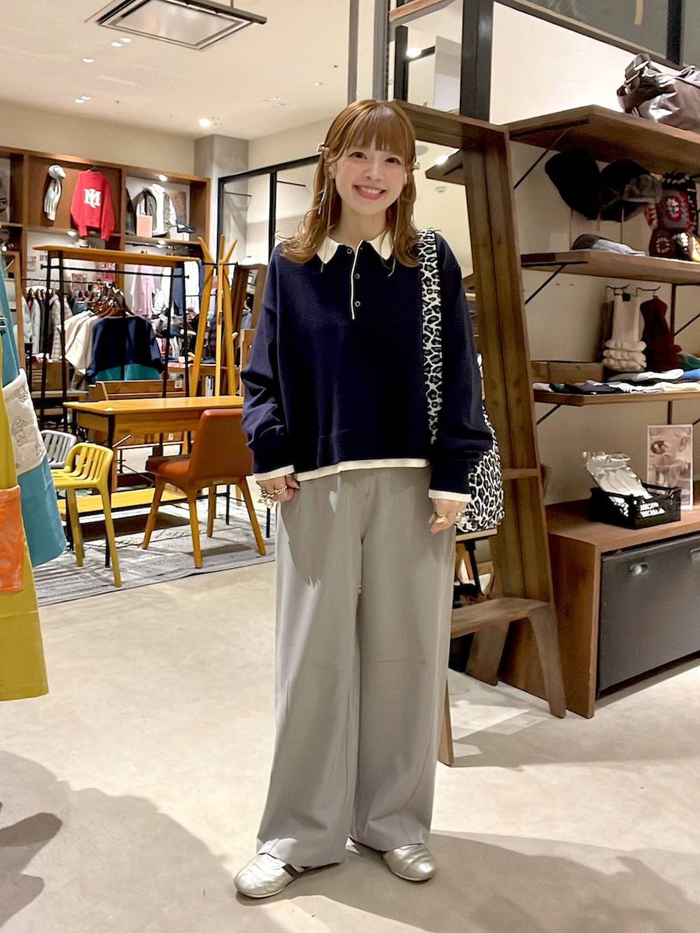 ゴールド系のスニーカー、その他のトートバッグ、グレー系のその他パンツを着用したレディースの冬コーディネートの2枚目の写真