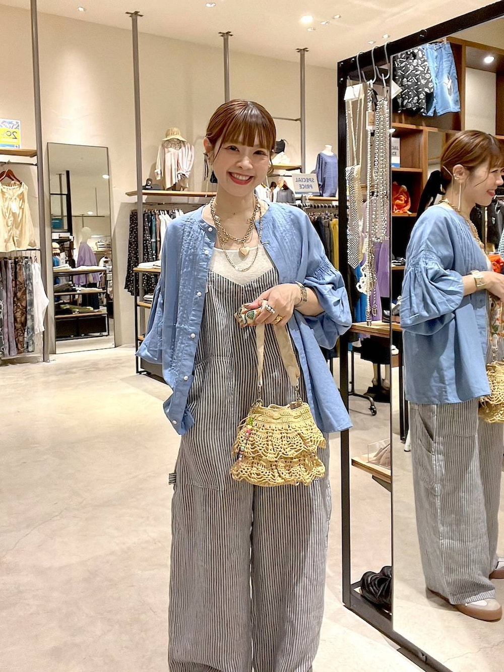 「着痩せ・細見え、体型カバー、ナチュラル、ママコーデ、春コーデ、夏コーデ、カジュアル、niko and ...、淡色コーデ、Over40スタッフ、大人カジュアル、サロペット、ブラウス、ショルダーバッグ」｜「niko and...のFINEリネンツイルサロペット（サロペット/オーバーオール、ブルー系）」を使った、みきてぃ24さん（レディース・158cm）の春コーディネートの3枚目の写真