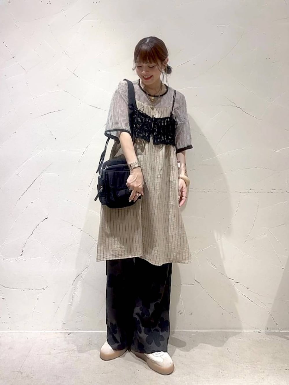 「着痩せ・細見え、体型カバー、ナチュラル、ママコーデ、春コーデ、夏コーデ、カジュアル、niko and ...、淡色コーデ、Over40スタッフ、大人カジュアル、キャミワンピース、パンツ、キャミソール、ショルダーバッグ」｜「niko and...のオリジナルマルチポケットショルダーバッグ（ショルダーバッグ、ブラック系）」を使った、みきてぃ24さん（レディース・158cm）の夏コーディネートの2枚目の写真
