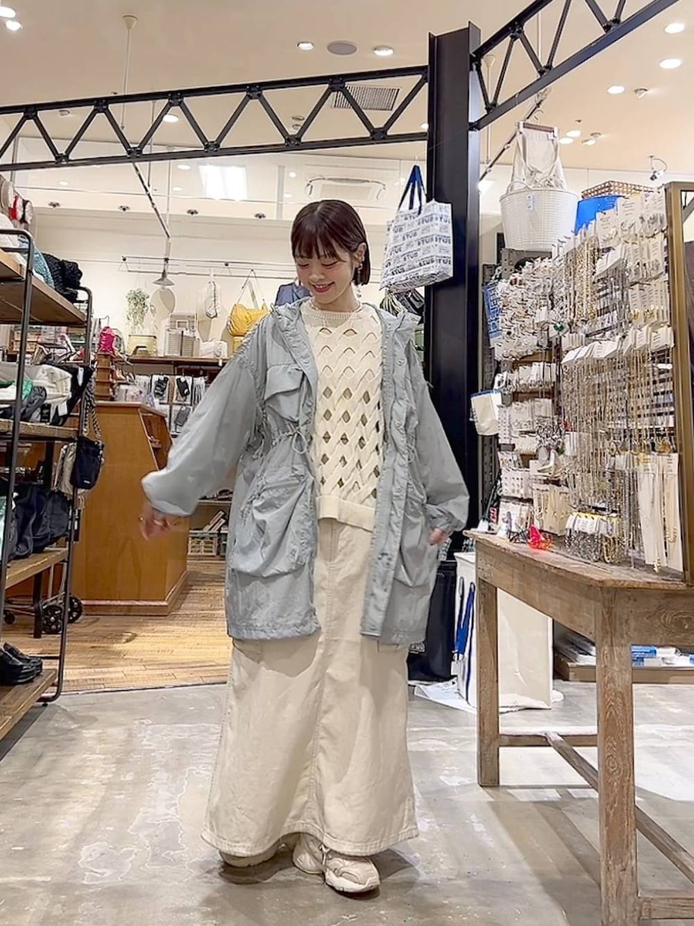 「着痩せ・細見え、体型カバー、ナチュラル、ママコーデ、冬コーデ、niko and ...、ブルゾン、アウター、カジュアル、春コーデ、ニット、スカート、ネックレス、リラックス」｜「niko and...のパイピングアミアミニットプルオーバー（ニット/セーター、ホワイト系）」を使った、みきてぃ24さん（骨格ウェーブ・レディース・158cm）の冬コーディネートの5枚目の写真