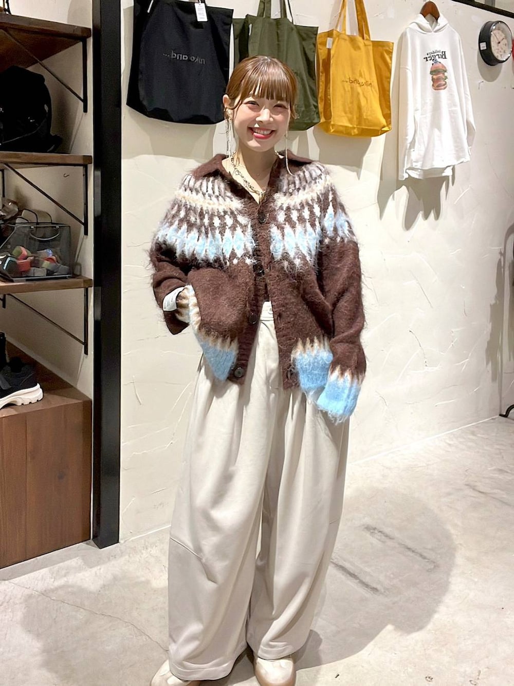 ベージュ系のその他パンツ、ブラウン系のニット/セーターを着用したレディースの秋コーディネートの8枚目の写真