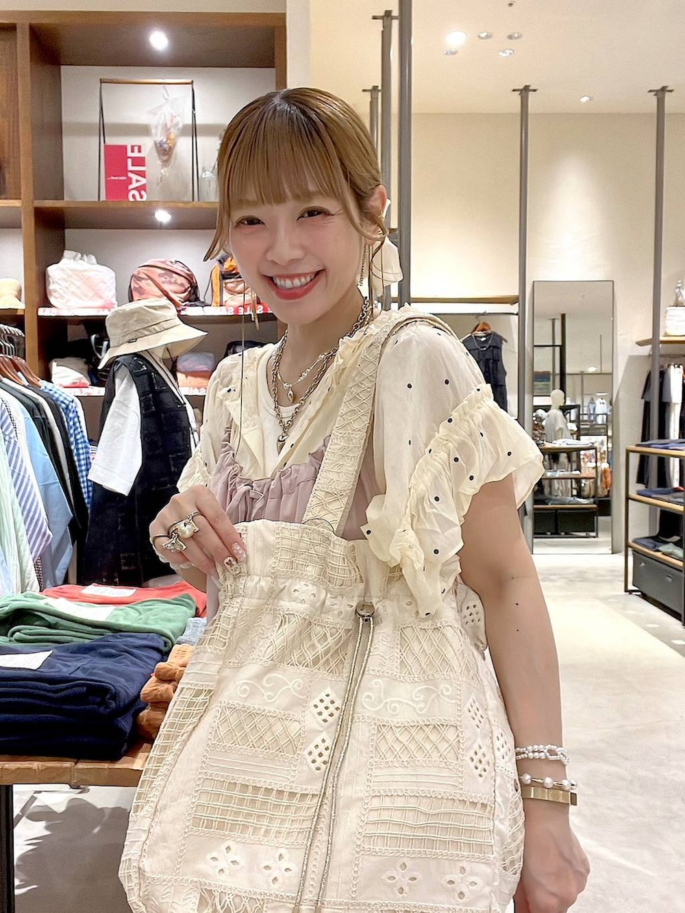 ピンク系のサロペット/オーバーオール、ベージュ系のトートバッグ、ホワイト系のシャツ/ブラウスを着用したレディースの夏コーディネートの4枚目の写真