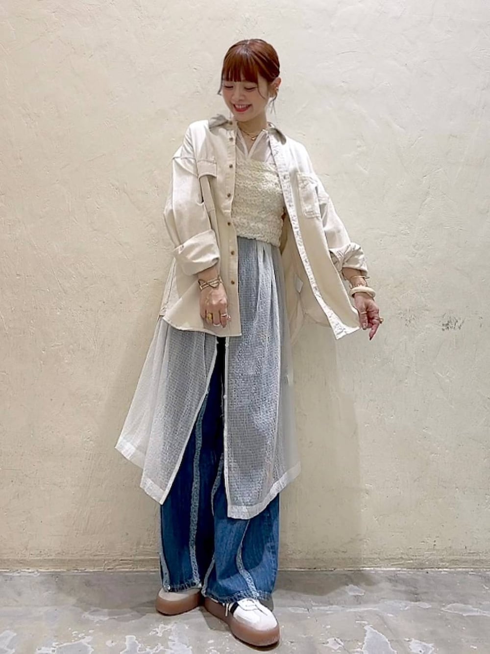 ホワイト系のシャツ/ブラウス、ホワイト系のワンピース、ベージュ系のベストを着用したレディースの秋コーディネートの6枚目の写真