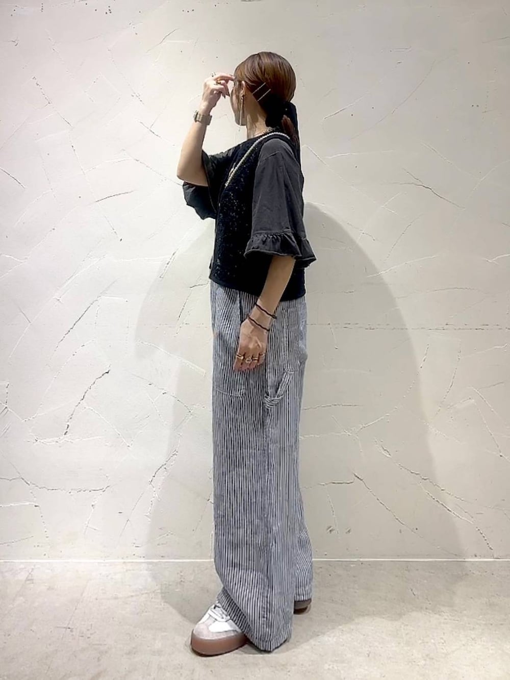 「着痩せ・細見え、体型カバー、ナチュラル、ママコーデ、春コーデ、夏コーデ、カジュアル、niko and ...、淡色コーデ、Over40スタッフ、大人カジュアル、サロペット、Tシャツ、ベスト、ショルダーバッグ」｜「Me%のメタルメッシュポーチショルダー　103417（ショルダーバッグ、ゴールド系）」を使った、みきてぃ24さん（レディース・158cm）の春コーディネートの6枚目の写真