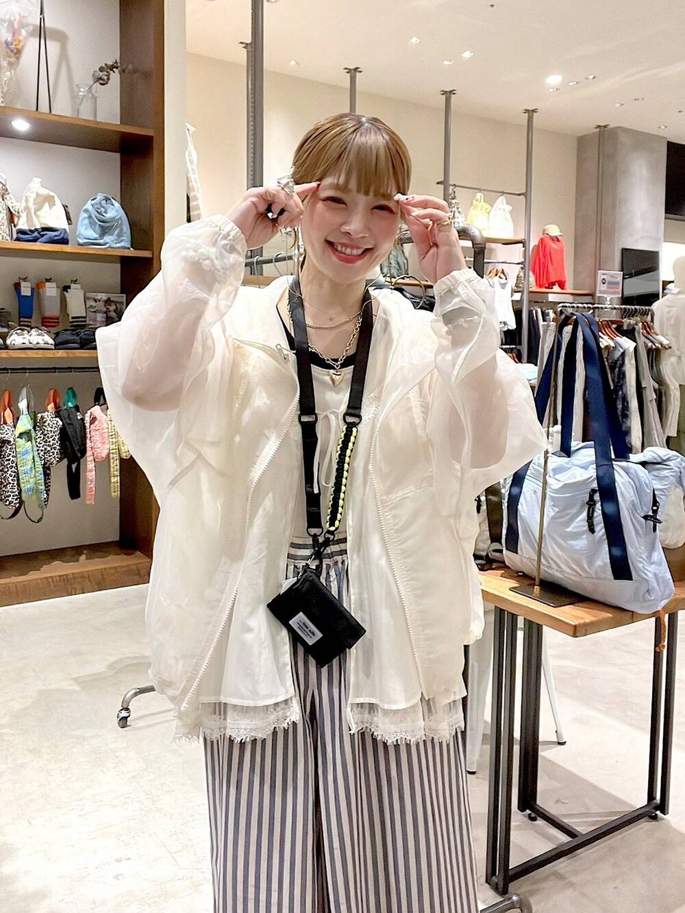 ブルー系のその他パンツ、ホワイト系のベスト、ホワイト系のタンクトップを着用したレディースの春コーディネートの7枚目の写真