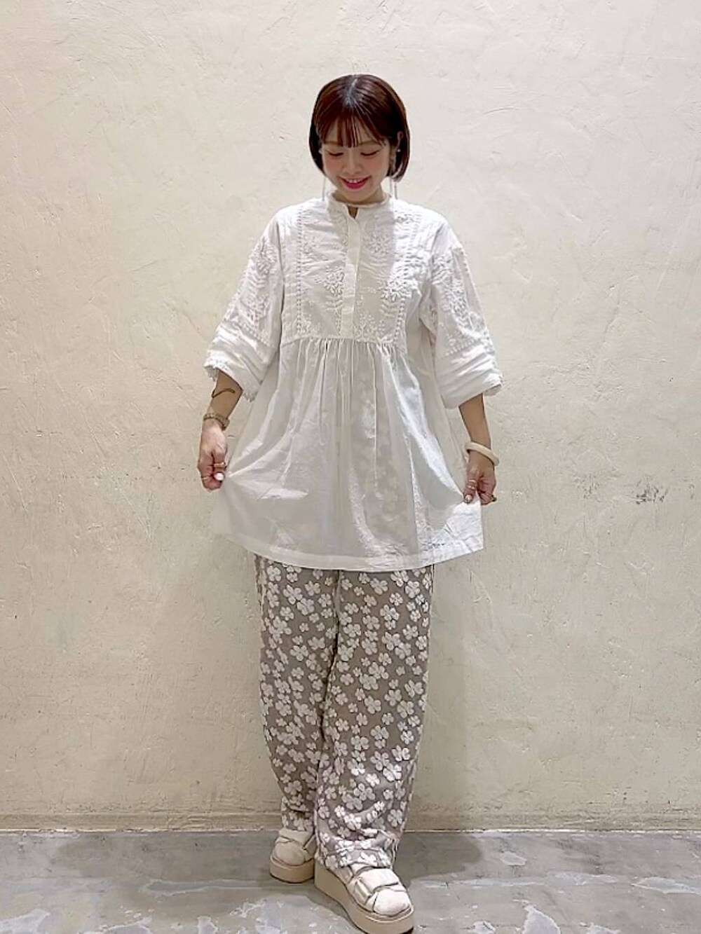 ホワイト系のサンダル、ホワイト系のシャツ/ブラウスを着用したレディースの春コーディネートの2枚目の写真