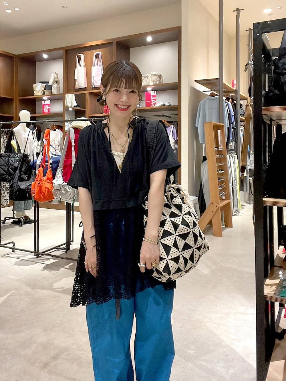 「着痩せ・細見え、体型カバー、ナチュラル、ママコーデ、春コーデ、夏コーデ、カジュアル、niko and ...、淡色コーデ、Over40スタッフ、大人カジュアル、ブラウス、パンツ、トートバッグ」｜「niko and...のDRYチルイージーベルトパンツ（その他パンツ、ブルー系）」を使った、みきてぃ24さん（レディース・158cm）の夏コーディネートの2枚目の写真