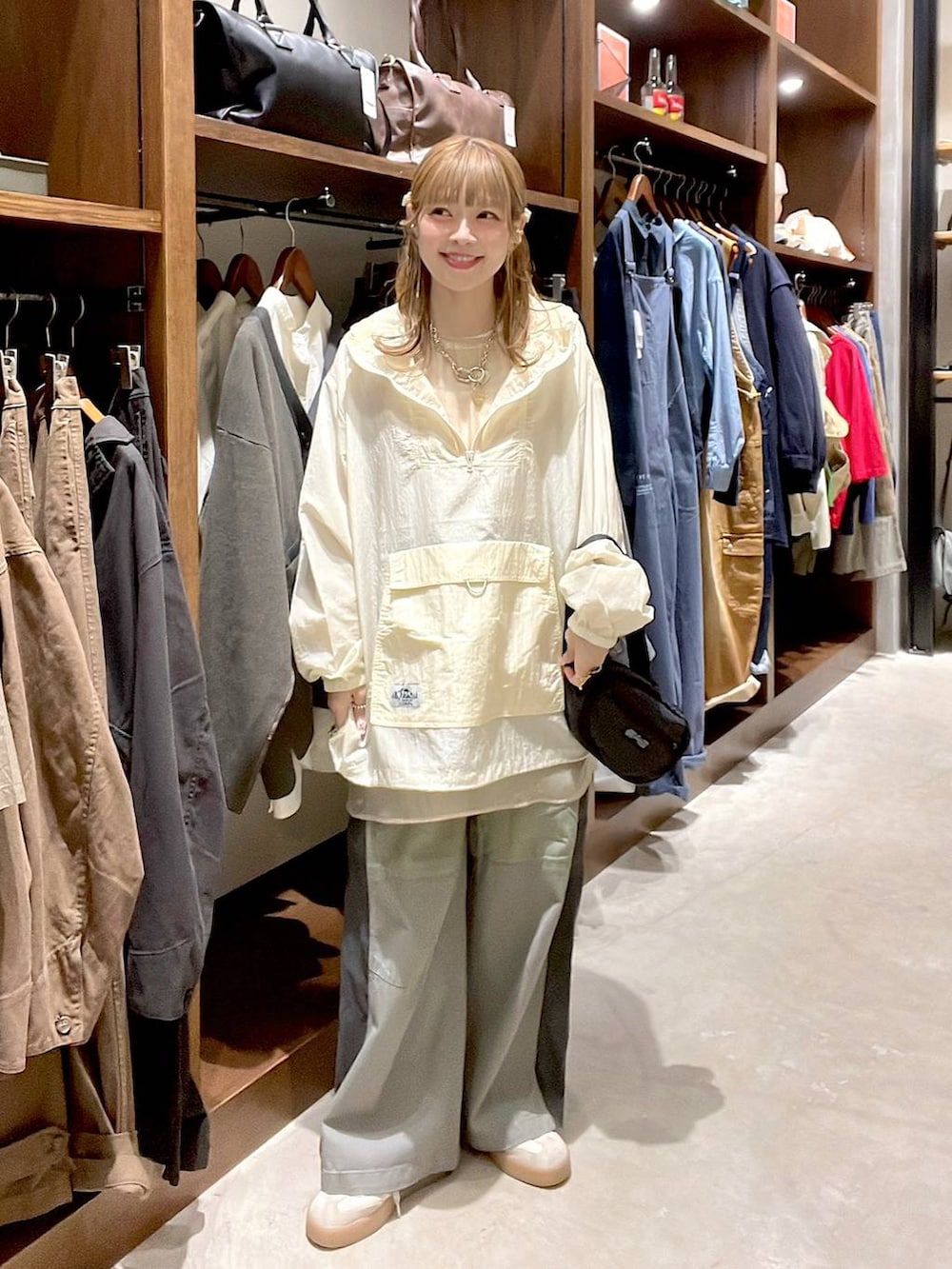 ブラック系のボディバッグ/ウエストポーチ、グリーン系のその他パンツを着用したレディースの春コーディネートの3枚目の写真