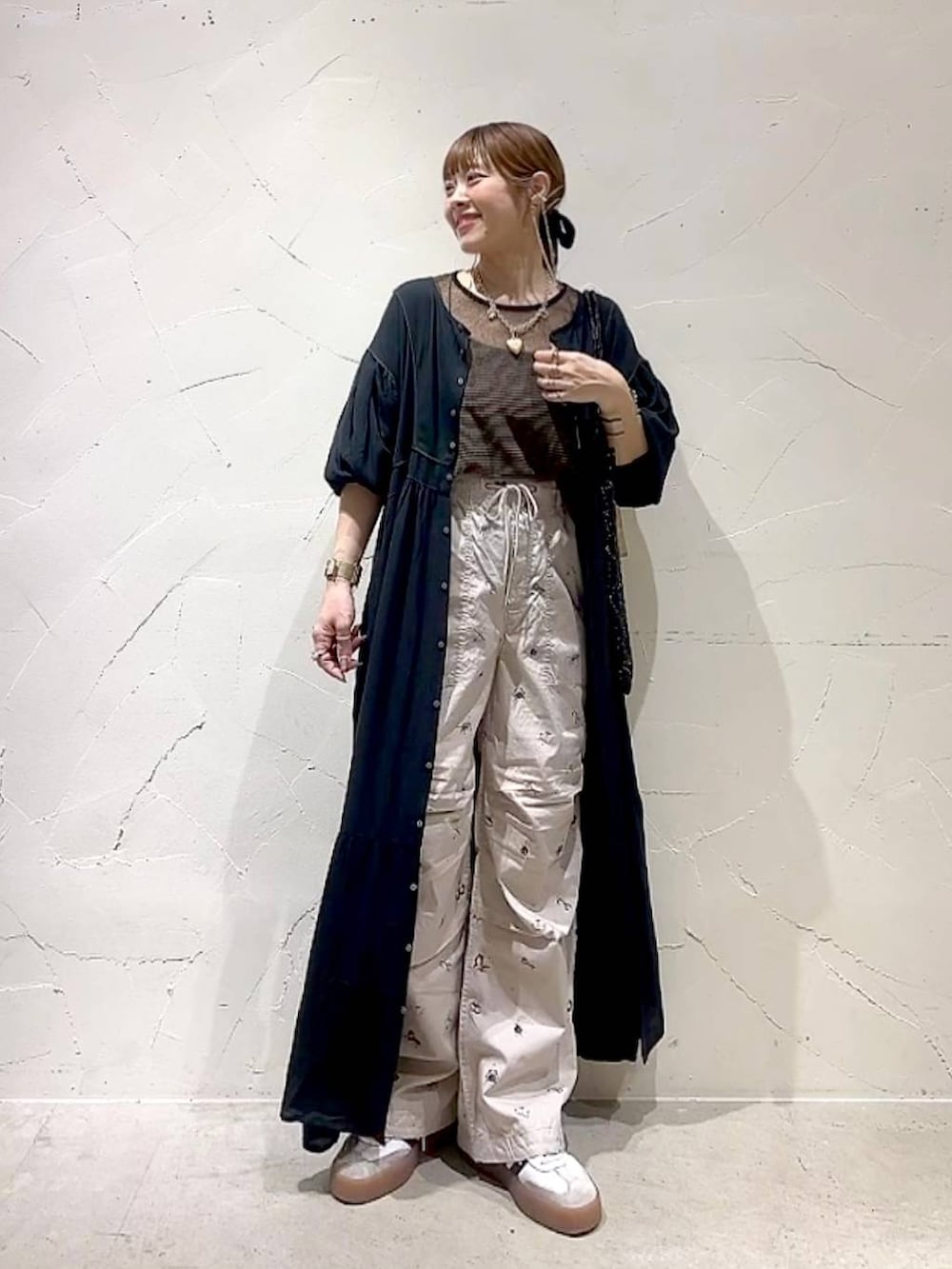 「着痩せ・細見え、体型カバー、ナチュラル、ママコーデ、春コーデ、夏コーデ、カジュアル、niko and ...、淡色コーデ、Over40スタッフ、大人カジュアル、ワンピース、パンツ、レイヤードスタイル、トートバッグ」|「niko and...のDRYチルイージープリントパンツ(その他パンツ、ベージュ系)」を使った、みきてぃ24さん(レディース・158cm)の春コーディネートの3枚目の写真
