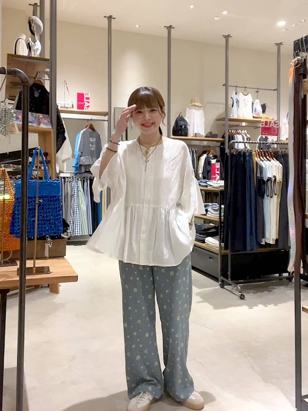 「着痩せ・細見え、体型カバー、ナチュラル、ママコーデ、春コーデ、夏コーデ、カジュアル、niko and ...、淡色コーデ、Over40スタッフ、大人カジュアル、ブラウス、パンツ」｜「niko and...のCOMFORTリネンワイドブラウス（シャツ/ブラウス、ホワイト系）」を使った、みきてぃ24さん（レディース・158cm）の夏コーディネートの2枚目の写真