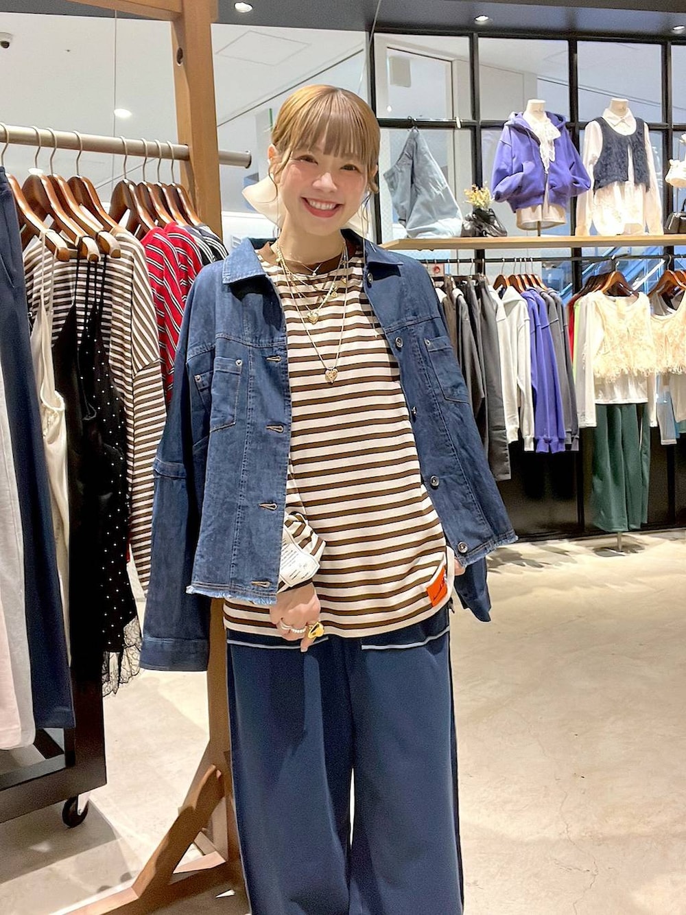 ブラウン系のローファー、ホワイト系のヘアゴムを着用したレディースの冬コーディネートの7枚目の写真