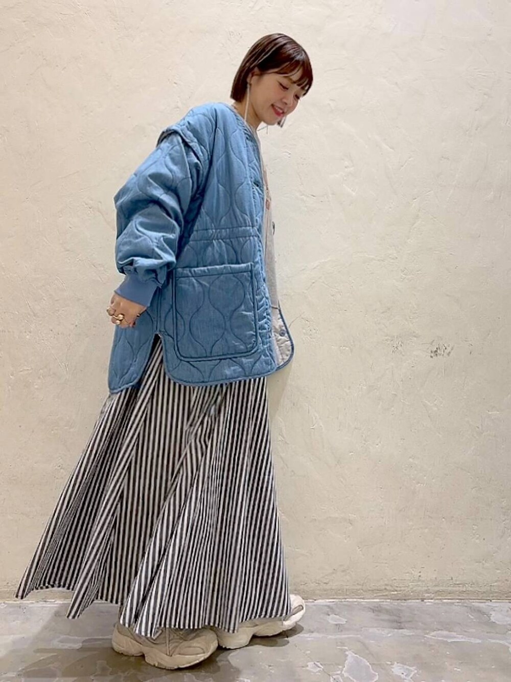 グレー系のTシャツ/カットソー、ブルー系のその他アウター、ブルー系のスカートを着用したレディースの春コーディネートの3枚目の写真