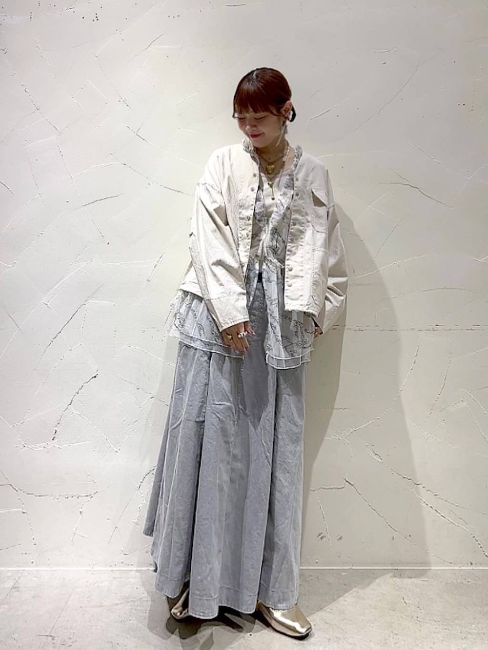 「着痩せ・細見え、体型カバー、ナチュラル、ママコーデ、春コーデ、カジュアル、niko and ...、淡色コーデ、Over40スタッフ、大人カジュアル、ブルゾン、ベスト、スカート」｜「niko and...のベルトフレアスカート（スカート、グレー系）」を使った、みきてぃ24さん（レディース・158cm）の春コーディネートの3枚目の写真