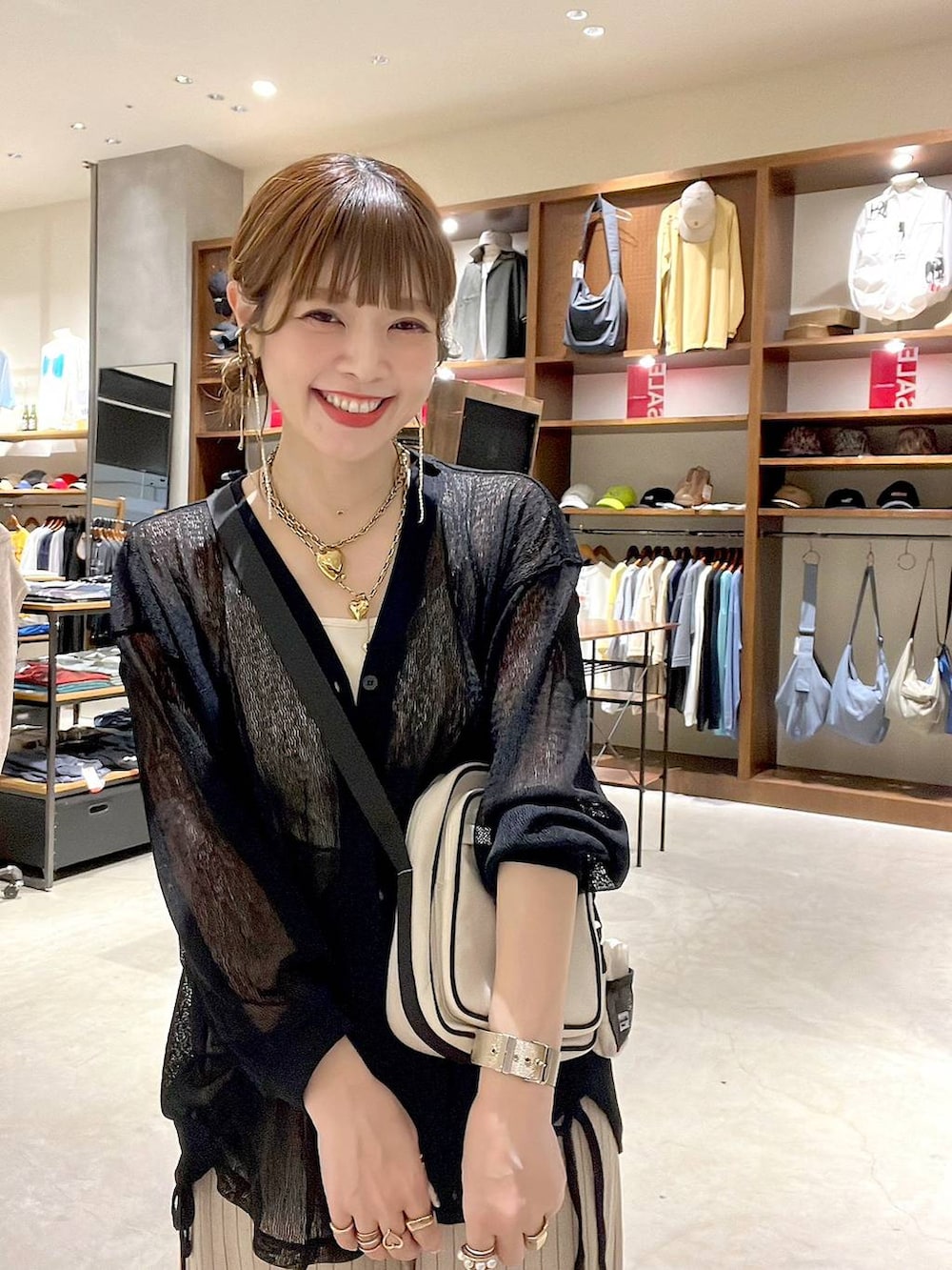 「着痩せ・細見え、体型カバー、ナチュラル、ママコーデ、春コーデ、夏コーデ、カジュアル、niko and ...、淡色コーデ、Over40スタッフ、大人カジュアル、カーディガン、パンツ、ショルダーバッグ」｜「niko and...のDRYリネンライクユルパンツ（その他パンツ、ベージュ系）」を使った、みきてぃ24さん（レディース・158cm）の夏コーディネートの2枚目の写真