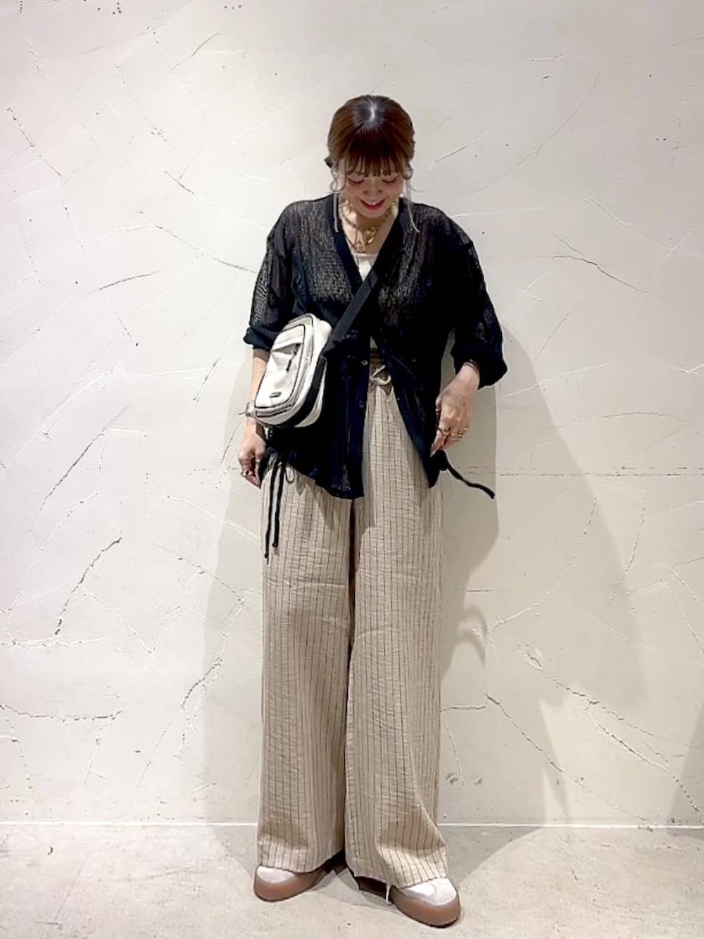 「着痩せ・細見え、体型カバー、ナチュラル、ママコーデ、春コーデ、夏コーデ、カジュアル、niko and ...、淡色コーデ、Over40スタッフ、大人カジュアル、カーディガン、パンツ、ショルダーバッグ」｜「niko and...のDRYリネンライクユルパンツ（その他パンツ、ベージュ系）」を使った、みきてぃ24さん（レディース・158cm）の夏コーディネートの8枚目の写真