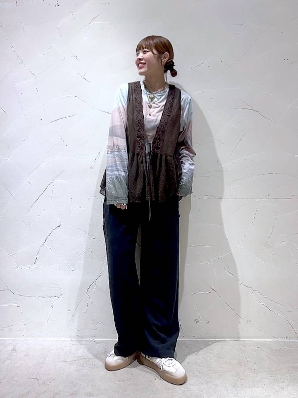 ベージュ系のTシャツ/カットソー、ブラック系のその他パンツ、ブラウン系のベストを着用したレディースの夏コーディネートの2枚目の写真