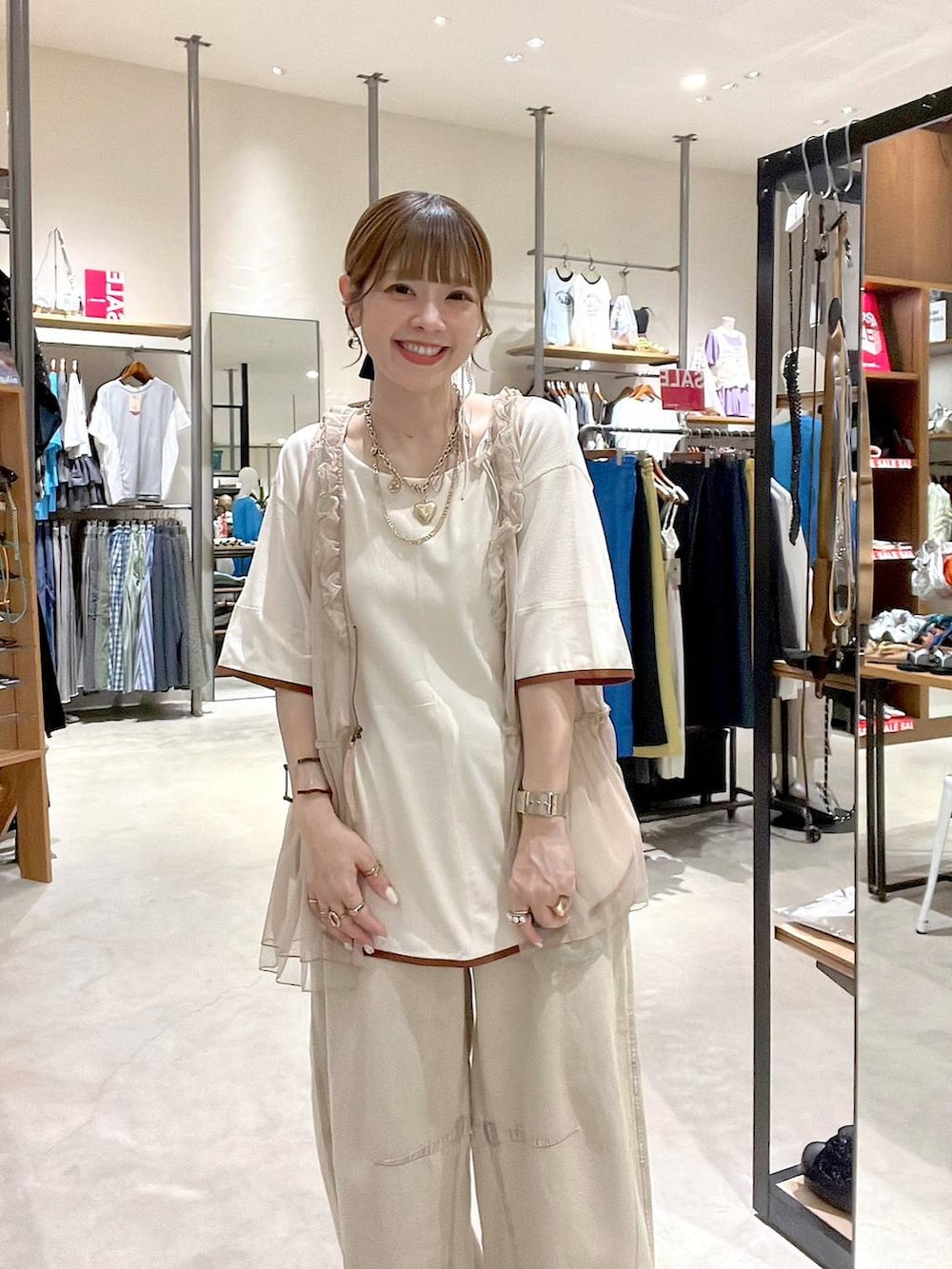 「大人カジュアル、Tシャツ、ベスト、デニムパンツ、サンダル、ネックレス、着痩せ・細見え、体型カバー、ナチュラル、ママコーデ、春コーデ、夏コーデ、カジュアル、niko and ...、淡色コーデ」｜「niko and...のワイドメッシュウォッチ（アナログ腕時計、イエロー系）」を使った、みきてぃ24さん（レディース・158cm）の夏コーディネートの2枚目の写真